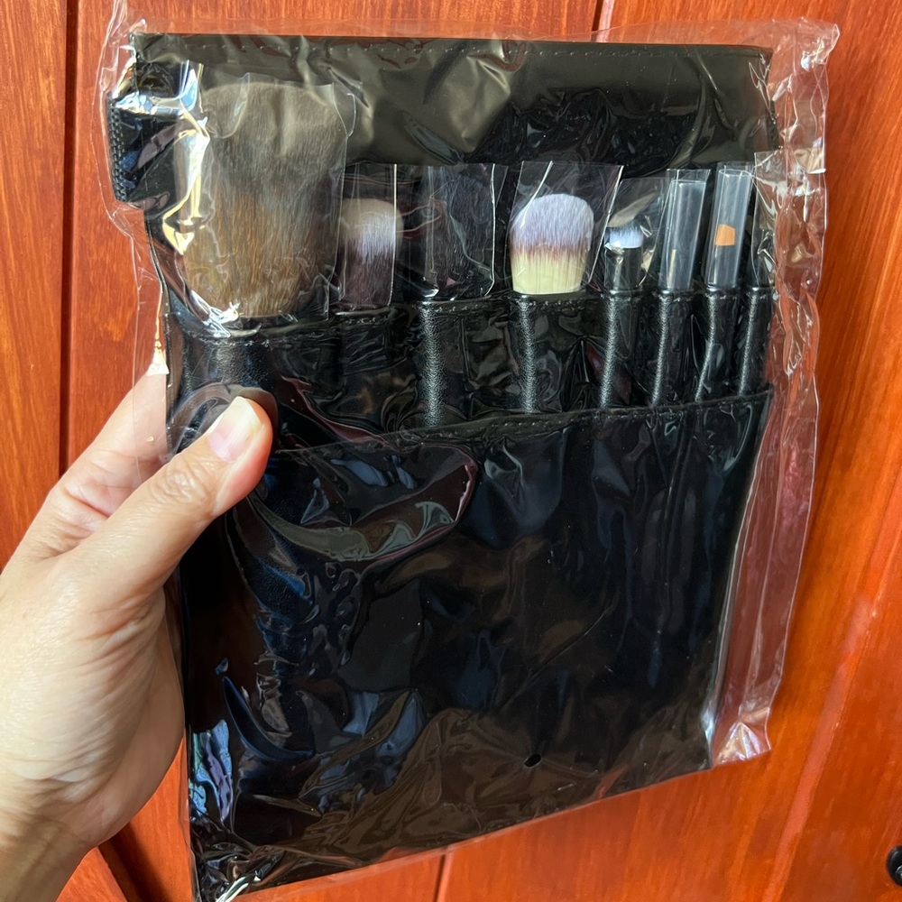 Stylist brush pouch with 8 new cosmetic brushes